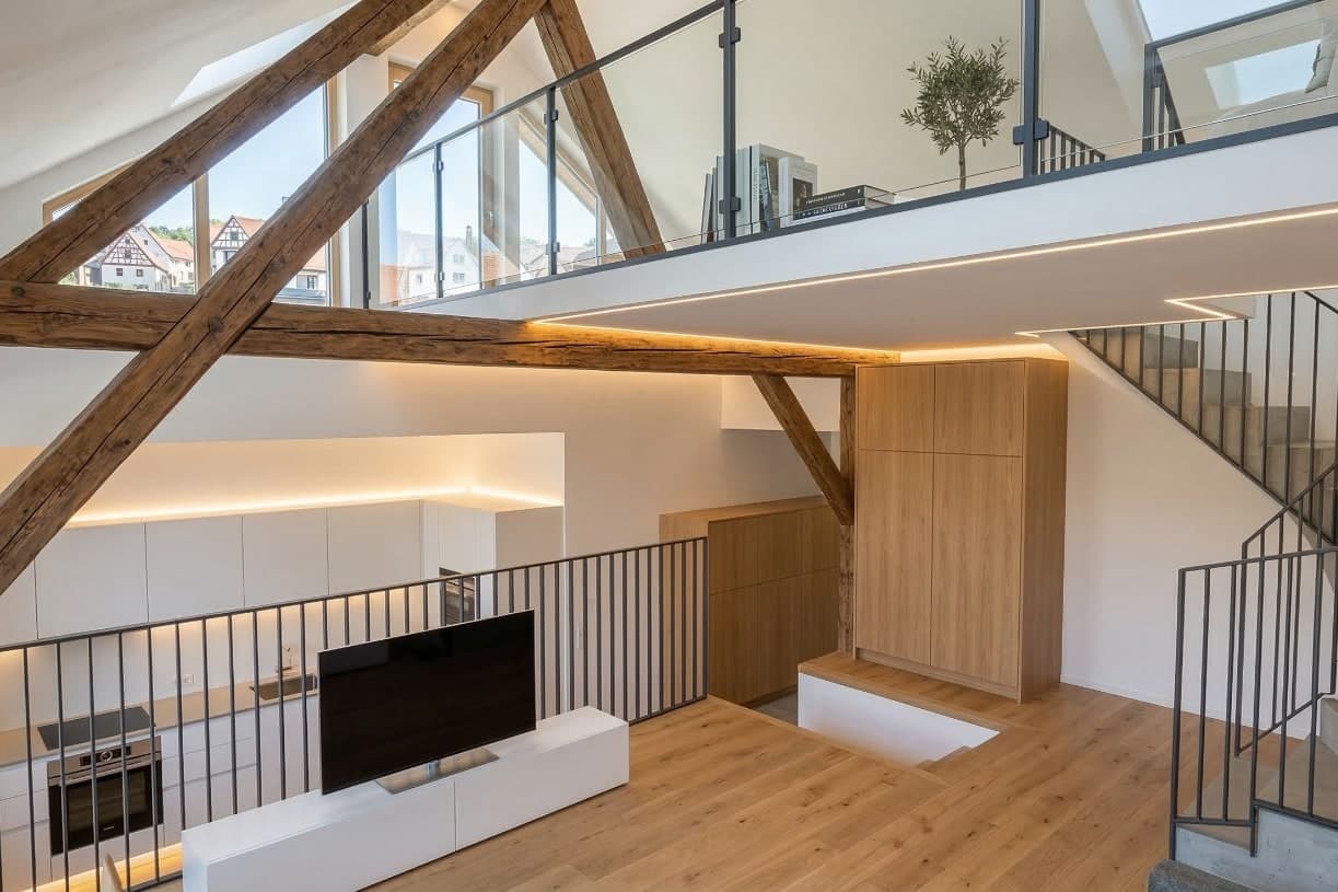 Umbau Bauernhaus Henggart — Galerie mit historischen Balken